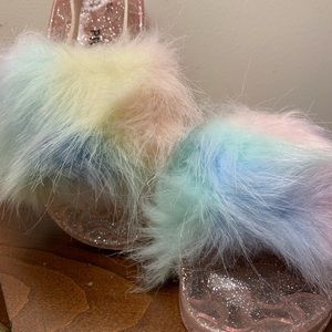 Rainbow faux fur slide